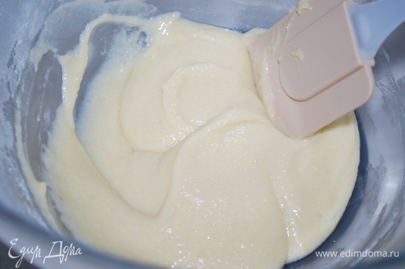 Для миндального слоя взбейте масло, сахар и мед вместе, добавьте яйцо, миндальную и простую муку, соль и 1 ст. л. ликера амаретто.