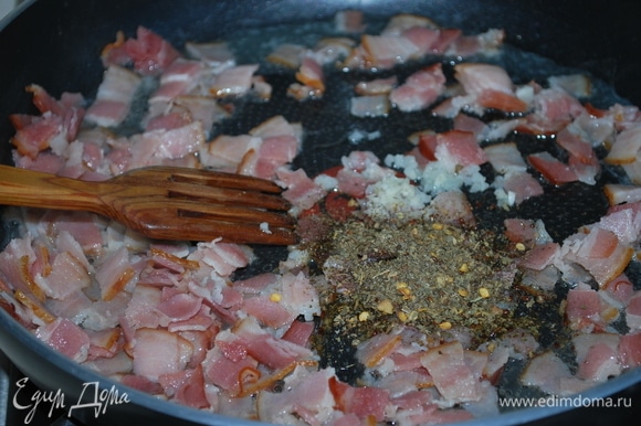 На оливковом масле обжарьте бекон в течение 2–3 минут, добавьте чеснок и специи (у меня орегано) и все вместе обжаривайте еще 1–2 минуты.