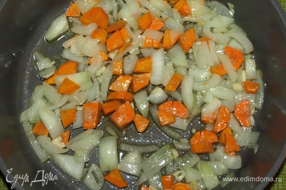 Лук, чеснок и морковь очистить. Измельчить. Обжарить на растительном и 20 г сливочного масла до золотистого цвета моркови.