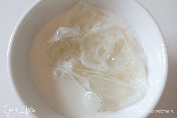 Для приготовления крема желатин замочить в холодной воде для набухания на 10 минут. Подогреть сливки. Отжать желатин, добавить к сливкам, хорошо перемешать до полного растворения желатина.