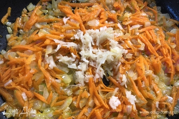 Для зажарки пассеруем мелко нарезанный лук, добавляем тертую морковь и чеснок, солим, перчим, сахарим по вкусу.