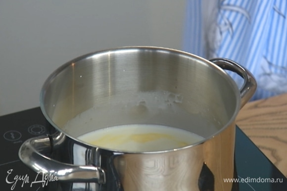 Молоко и сливки влить в кастрюлю, добавить сахар, сливочное масло и нагреть почти до кипения, затем снять с огня.