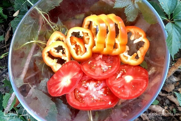 Кружочками нарезать помидор и перец.