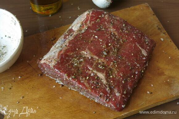 Мясо натираем маслом, солью и перцем, массируем кусочек. Даем промариноваться 15–30 минут.