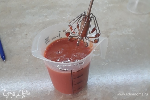 Готовлю соус. В 250–300 мл воды добавляю томатную пасту (2 ст. л.), соль (1/2 ч. л.) и 2 ч. л. сахара (мы любим, когда сладко). Тщательно размешиваю венчиком.