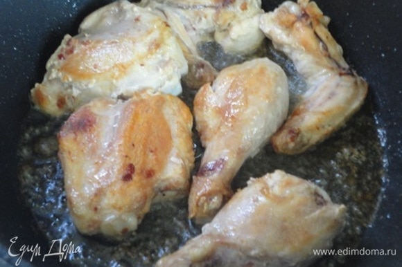 Хорошо обжарьте кусочки курицы. Для этого мясо должно быть комнатной температура, а его поверхность должна быть сухой. Чем румяней оно будет, тем вкуснее. И хорошо разогрейте сковороду с маслом.