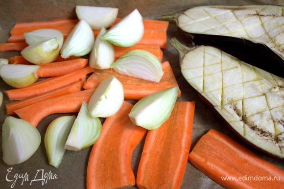 Морковь толстую делим на полоски или тонкую — на четверти. Лук мелкий — так же. Баклажан — пополам, сделайте сеточку ножом.