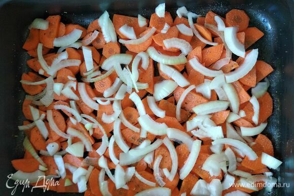 Форму для запекания смазать растительным маслом. Выложить морковь с луком. Посыпать сухими травами и чуть-чуть посолить.