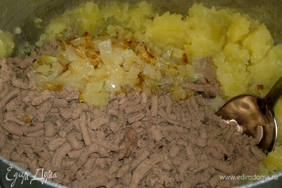 С картофеля слить воду, пюрировать. Добавить измельченную печенку и жареный лук, перемешать.