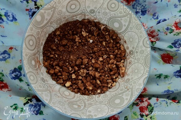 Грецкие орехи измельчить в блендере и смешать с какао и сахаром. Регулируйте сахар по своим вкусовым предпочтениям.