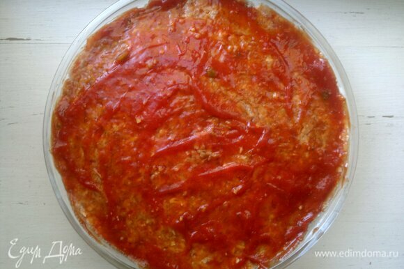 Поверхность запеканки смазать оставшимся острым томатным соусом.