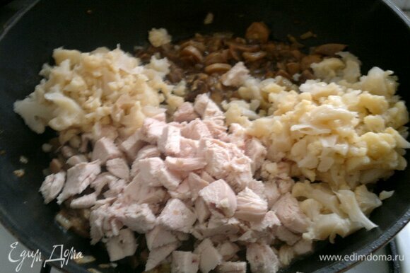 После добавить нарезанное филе и цветную капусту, обжарить 5 минут.