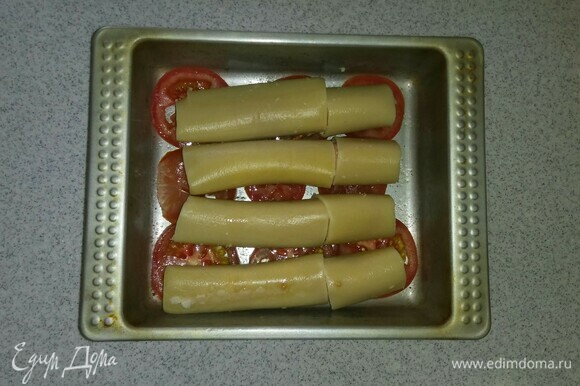 На помидоры выложить сосиски в трубочках.