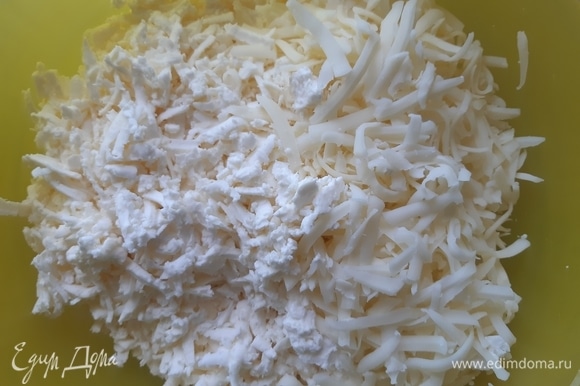 Когда подходит тесто, можно сделать начинку. Трем на терке сулугуни и адыгейский сыр, добавляем молоко. Начинка готова.