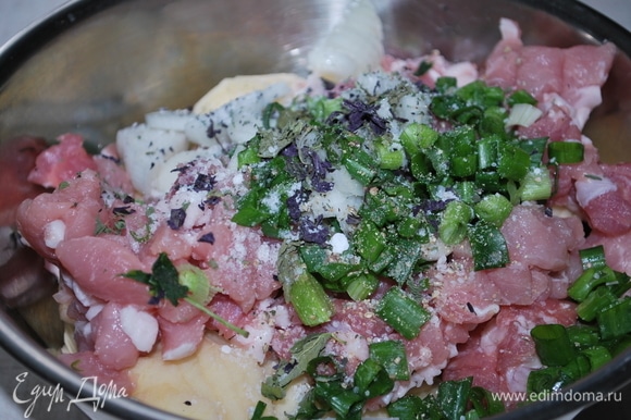 Лук и мясо мелко нарезать, добавить свежемолотый черный перец, сушеный базилик и соль. Добавить в начинку 2 ст. л. сметаны, перемешать.