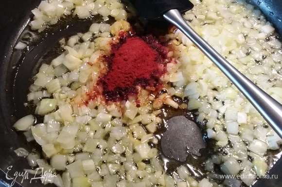 Цветную капусту помыть, разобрать на соцветия. На разогретом оливковом масле пассеровать до прозрачности мелко нарезанный лук, добавить чеснок и паприку, обжарить в течение нескольких секунд.