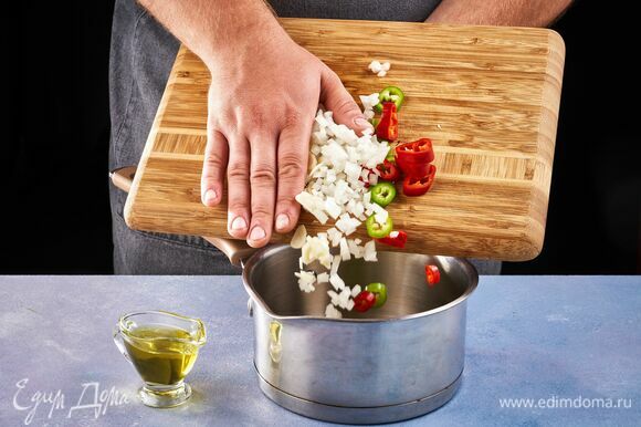 В сотейник добавьте оливковое масло и обжарьте овощи.