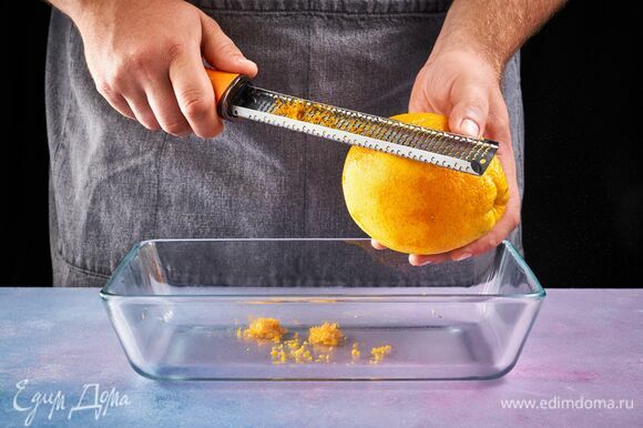 В глубокую емкость натрите цедру апельсина.