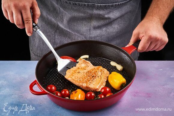 Поместите на сковороду стейк и овощи, обжарьте стейк с каждой стороны по 2 минуты.