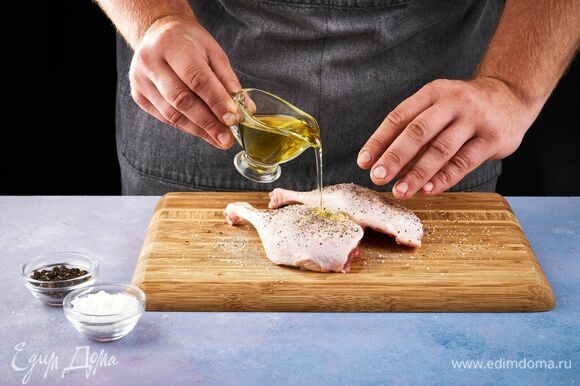 Утиные ножки смажьте оливковым маслом, посыпьте солью и перцем.