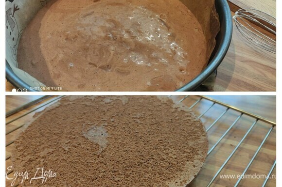 Выложить тесто в форму, разровнять и выпекать 15–20 минут. Готовность бисквита проверить на сухую палочку. Дать остыть на решетке.