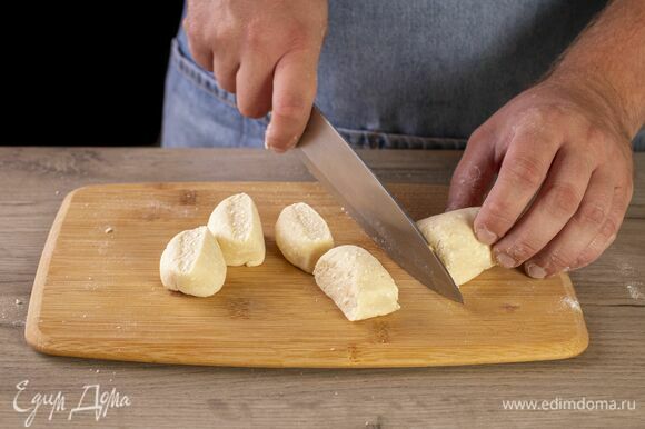 Каждую часть скатайте в колбаску. Нарежьте тесто на ломтики шириной 1,5 см.