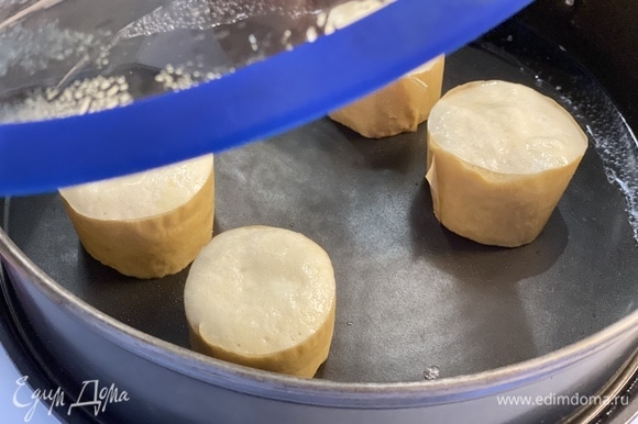 Выложить тесто в формы. Налить с краю немного горячей воды, накрыть крышкой. Выпекать с каждой стороны примерно по 3 минуты.