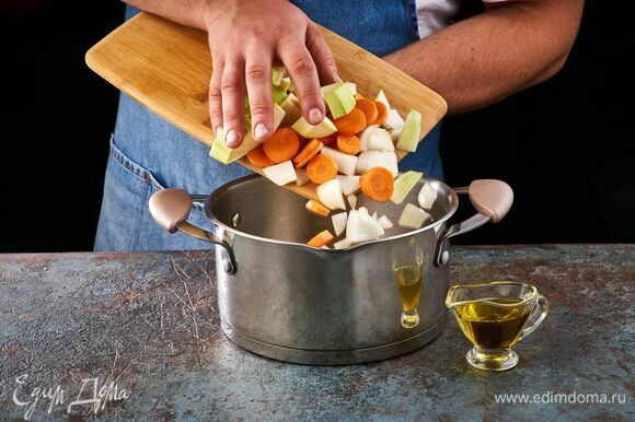 Выложите овощи в кастрюлю с толстым дном с разогретым оливковым маслом. Жарьте до золотистого цвета.