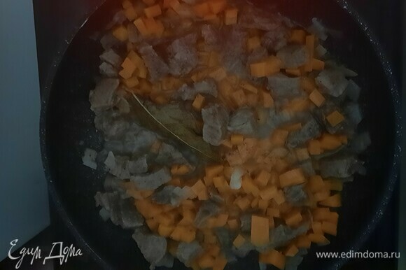 Добавим сначала морковь, а затем шампиньоны с перцем к мясу. Тушим еще 10–15 минут.