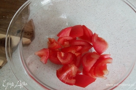 Отправляем всю массу в чашу с нарезанными помидорами.