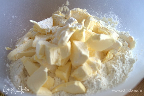 Масло или маргарин порубить в муку с разрыхлителем.