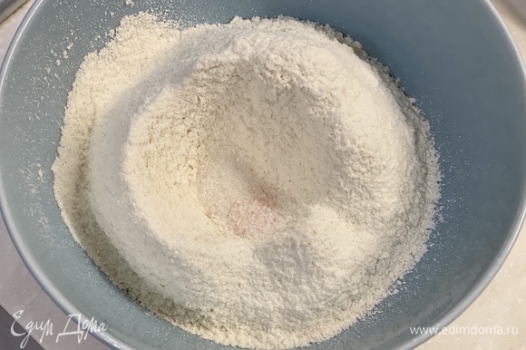 Приготовим тесто. Муку, сахар и соль просеять в миску.