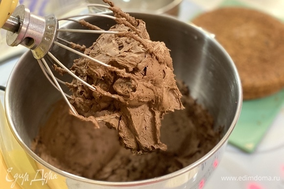 Достать сливочно-шоколадную смесь из холодильника, взбить миксером до получения пышного плотного крема.