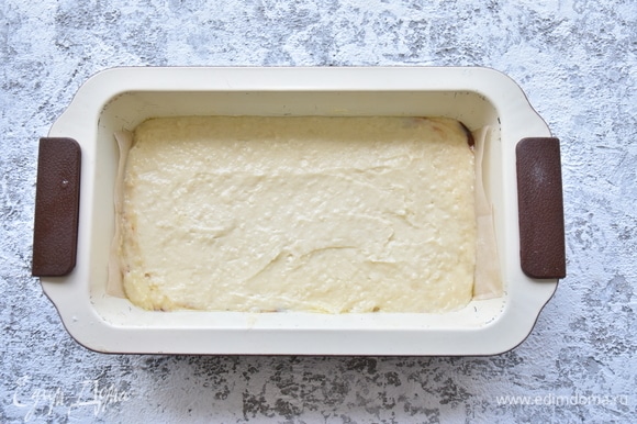 На карамель выложить подготовленное тесто и распределить по форме. Выпекать пирог в духовке, разогретой до 180°C, 35 минут.