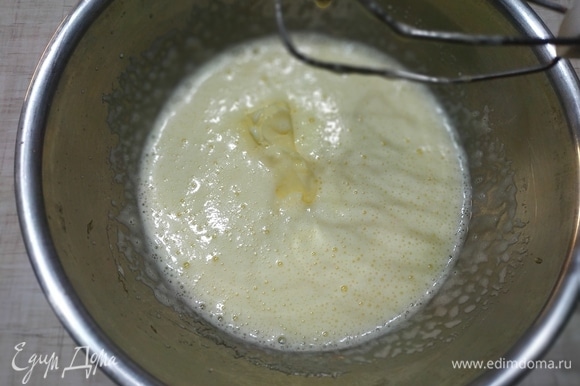 Яйца и сахар взбить в пышную массу, добавить сливочное масло комнатной температуры.