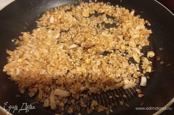 Перемешиваем рис с зажаркой и маслом, добавляем соевый соус, еще раз хорошо перемешиваем. Рис должен максимально пропитаться маслом и соусом.
