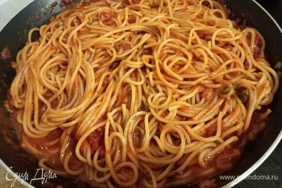 Спагетти с томатами и каперсами готовы. Подавать горячими, украсив сыром и свежей зеленью.