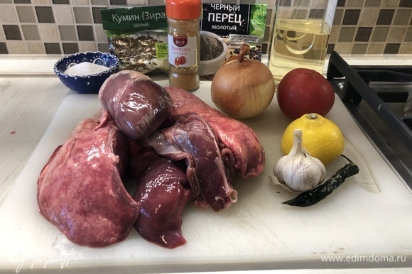 Мясо промойте, просушите. На фото не хватает еще одной луковицы, которую добавил в процессе приготовления.