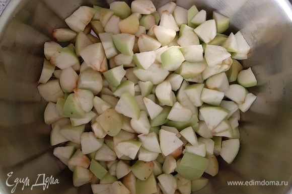 Удалить сердцевину из яблок, нарезать кубиками, добавить 4 ст. л. воды и варить до готовности.