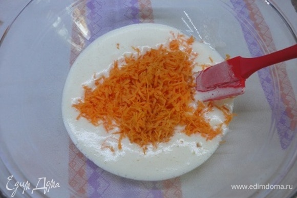 Яйцо взбиваем с сахаром в пышную светлую массу и смешиваем с натертой на мелкой терке морковью.