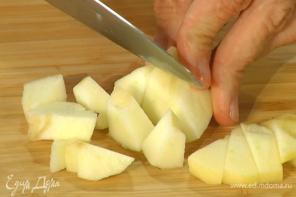 Яблоки почистить и, удалив сердцевину, нарезать небольшими кубиками.