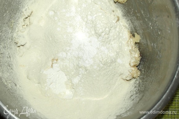 Муку просеять, соединить с разрыхлителем и ванильным сахаром. Соединить муку с сырно-масляной массой.