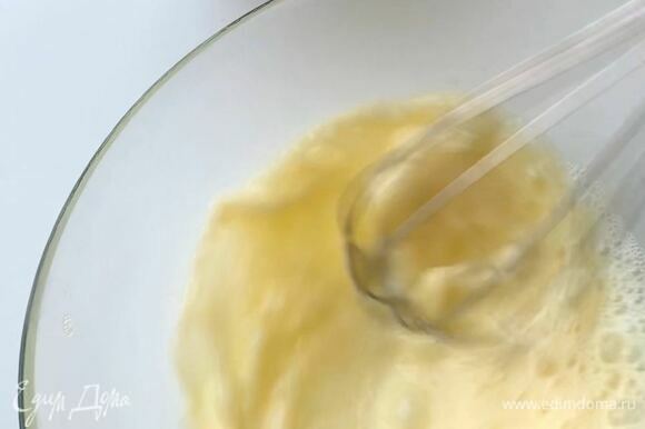 В отдельной посуде начните взбивать яйца со щепоткой соли.