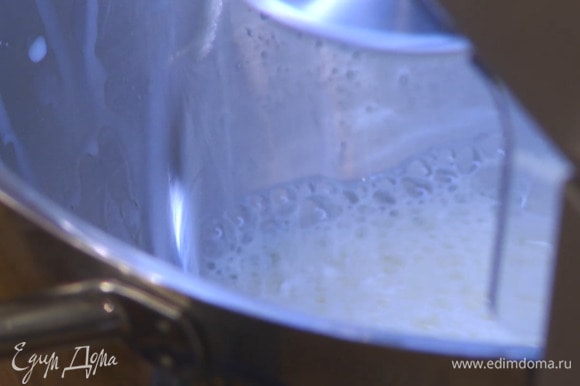 Сахар и яйцо поместить в чашу комбайна, влить растительное масло, теплое молоко и все вымешать.