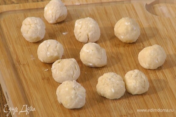 Сформировать из теста тонкую колбаску, нарезать небольшими кусочками и скатать из них шарики.
