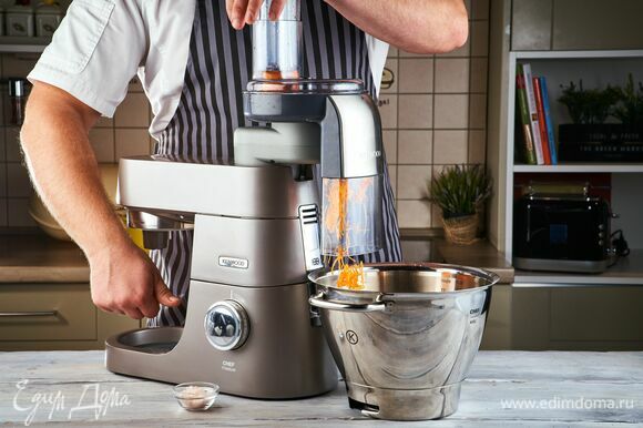 Установите на кухонную машину насадку терка-ломтерезка. И с ее помощью натрите мелко морковь. Добавьте морковь в чашу к тесту, посолите.