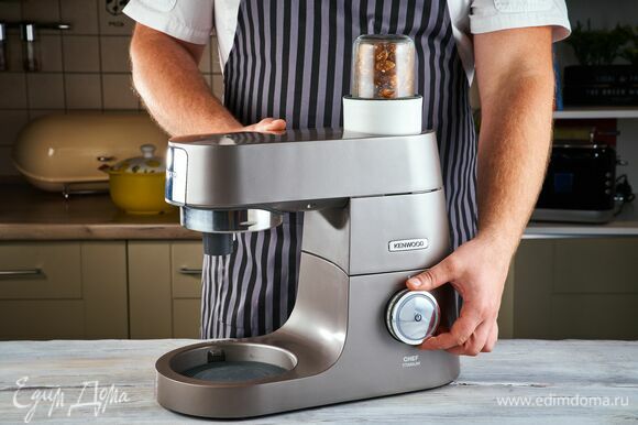 Теперь приготовьте крем. Установите на кухонную машину насадку-мультиизмельчитель и измельчите миндаль.