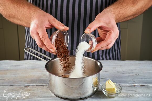 Для глазури смешайте в сотейнике молоко, какао-порошок, сахар и сливочное масло. Доведите до кипения. Тщательно перемешайте. Торт переверните. Полейте его теплой глазурью и поставьте в холодильник на 8 часов для пропитки.