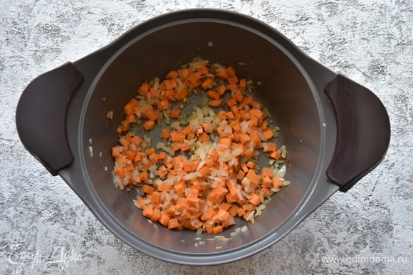 Нарезать лук и морковь и пассеровать их в той же кастрюле на масле, оставшемся после обжаривания курицы.