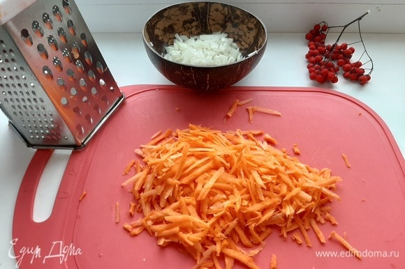 Лук мелко нарезать, морковь потереть на терке, обжарить на растительном масле до золотистого цвета.